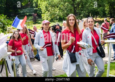 RIGA, Lettland. Juli 2024. Tina Graudina (2. Von rechts), Beachvolleyballspielerin, wurde als eine der beiden Fahnenträger der Olympiamannschaft Lettland ausgewählt. Die Präsentation des „Teams Lettland“ und die Bekanntgabe der Fahnenträger der XXXIII. Olympischen Sommerspiele. Quelle: Gints Ivuskans/Alamy Live News Stockfoto