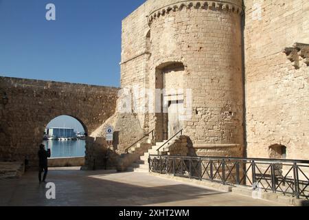 Person, die ein Foto des mittelalterlichen Castello Carlo V in Monopoli, Italien, macht Stockfoto