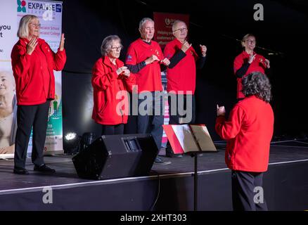 Tag Des Bewusstseins Für Behinderte 2024. Warrington BSL Signing Chor trat auf der Bühne auf Stockfoto