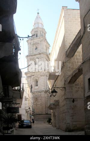 Monopoli, Italien. Blick auf den Glockenturm der mittelalterlichen römisch-katholischen Kathedrale. Stockfoto