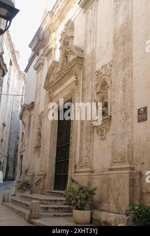 Monopoli, Italien. Fassade der Chiesa di Santa Maria del Suffragio aus dem 18. Jahrhundert. Stockfoto