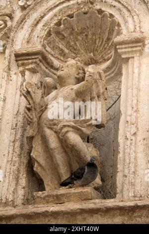 Monopoli, Italien. Statue eines Engels an der Fassade der Chiesa di Santa Maria del Suffragio aus dem 18. Jahrhundert. Stockfoto