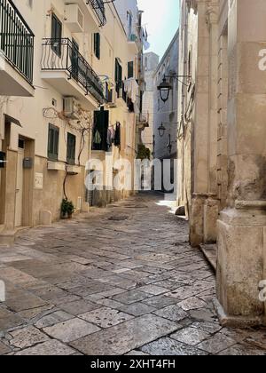 Enge Straße in der Altstadt von Monopoli, Italien Stockfoto