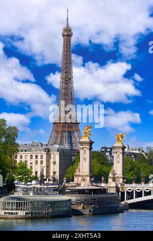 Pont Alexandre III, Sena River, Eiffelturm, Paris, Frankreich Stockfoto