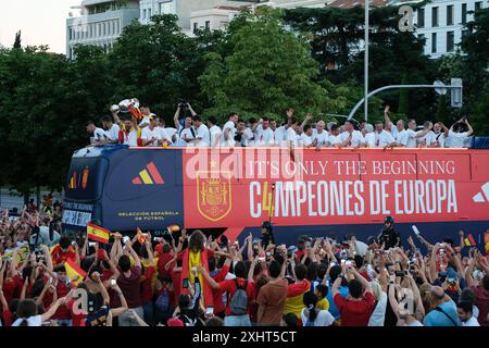 Die Spieler der spanischen Fußballmannschaft während der Feier mit Hunderten von Fans zur Feier der UEFA EURO 2024 auf der Plaza de Colon in Madrid, auf Ju Stockfoto