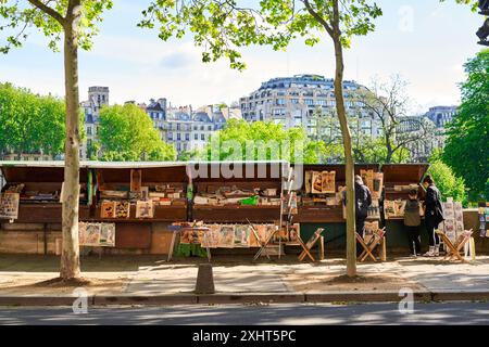 Buchhändler stehen am Ufer der seine am Quai de Conti in Paris, Frankreich Stockfoto