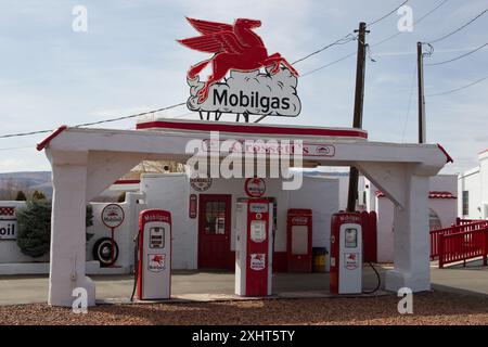 Red Horse Diner in der restaurierten Mobilgas-Service-Station von Crosset. Die Hochoktanzahl der Pumpe beträgt 22,9 Cent pro Gallone, wahrscheinlich aus den frühen 1940er Jahren Ellensburg, WA. Stockfoto