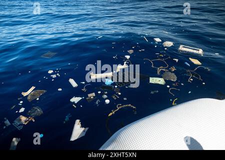Plastik sammelt sich auf der Oberfläche des Great Pacific Garbage Patch an, der hier von der NGO Ocean Cleanup mit Oceans System 002 gesammelt wurde. Stockfoto