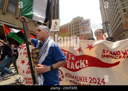 Milwaukee, Usa. Juli 2024. Demonstranten marschieren am Montag, 15. Juli 2024 in Milwaukee, Wisconsin. Die Stadt Milwaukee ist Austragungsort der Republikanischen Konvention 2024, die vom 15. Bis 18. Juli stattfindet. Foto: Paul Beaty/UPI Credit: UPI/Alamy Live News Stockfoto