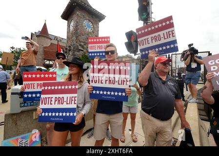 Milwaukee, Usa. Juli 2024. Pro-Life-Unterstützer in Milwaukee, Wisconsin am Montag, 15. Juli 2024. Die Stadt Milwaukee ist Austragungsort der Republikanischen Konvention 2024, die vom 15. Bis 18. Juli stattfindet. Foto: Paul Beaty/UPI Credit: UPI/Alamy Live News Stockfoto