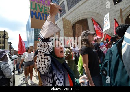 Milwaukee, Usa. Juli 2024. Demonstranten marschieren am Montag, 15. Juli 2024 in Milwaukee, Wisconsin. Die Stadt Milwaukee ist Austragungsort der Republikanischen Konvention 2024, die vom 15. Bis 18. Juli stattfindet. Foto: Paul Beaty/UPI Credit: UPI/Alamy Live News Stockfoto