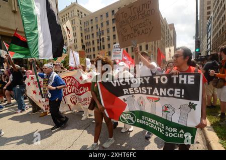 Milwaukee, Usa. Juli 2024. Demonstranten marschieren am Montag, 15. Juli 2024 in Milwaukee, Wisconsin. Die Stadt Milwaukee ist Austragungsort der Republikanischen Konvention 2024, die vom 15. Bis 18. Juli stattfindet. Foto: Paul Beaty/UPI Credit: UPI/Alamy Live News Stockfoto