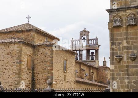 Astorga, Spanien - 3. Juni 2023: Aus nächster Nähe den Glockenturm der Kathedrale Santa Maria de Astorga in Spanien, mit komplizierten Mauerwerken und einem Stockfoto