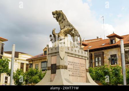 Astorga, Spanien - 3. Juni 2023: In Astorga, Spanien, steht eine Löwenstatue auf einem Sockel mit einem goldenen Adler auf einem platz, umgeben von spanischer Architektur Stockfoto