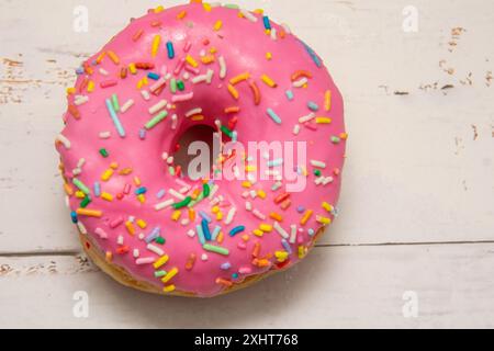 Köstliches Dessert. Pink, Blau und Schokolade Donuts mit mehrfarbigen Streuseln. Stockfoto
