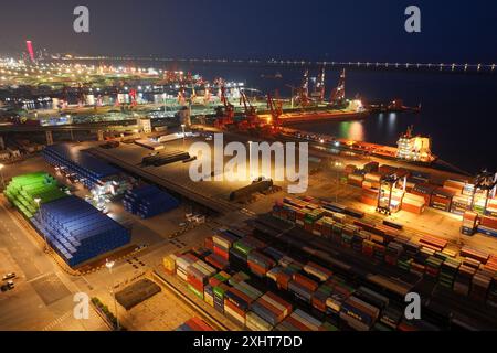 LIANYUNGANG, CHINA - 15. JULI 2024 - Frachtschiffe entladen Container am Containerterminal des Hafens Lianyungang, Provinz Jiangsu im Osten Chinas, Juli Stockfoto