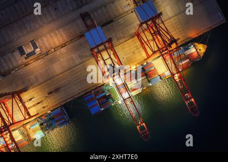 LIANYUNGANG, CHINA - 15. JULI 2024 - Frachtschiffe entladen Container am Containerterminal des Hafens Lianyungang, Provinz Jiangsu im Osten Chinas, Juli Stockfoto