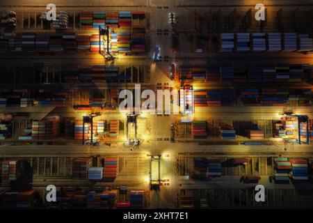 LIANYUNGANG, CHINA - 15. JULI 2024 - Frachtschiffe entladen Container am Containerterminal des Hafens Lianyungang, Provinz Jiangsu im Osten Chinas, Juli Stockfoto