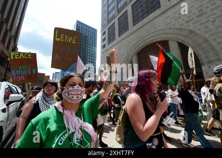 Milwaukee, Usa. Juli 2024. Demonstranten marschieren am Montag, 15. Juli 2024 in Milwaukee, Wisconsin. Die Stadt Milwaukee ist Austragungsort der Republikanischen Konvention 2024, die vom 15. Bis 18. Juli stattfindet. Foto: Paul Beaty/UPI Credit: UPI/Alamy Live News Stockfoto