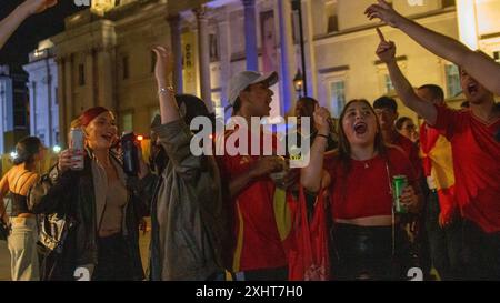 Spanische Fans feiern den Sieg Spaniens gegen England im Euro-Finale am Trafalgar Square. Trafalgar Square (Central London), Vereinigtes Königreich. Stockfoto