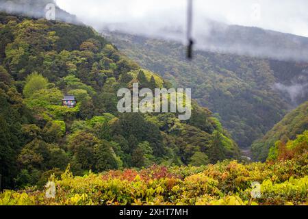 Der Blick vom Okochi Sanso Garten auf den Daihikaku Senkoji Tempel an einem regnerischen Tag, Kyoto, Japan Stockfoto