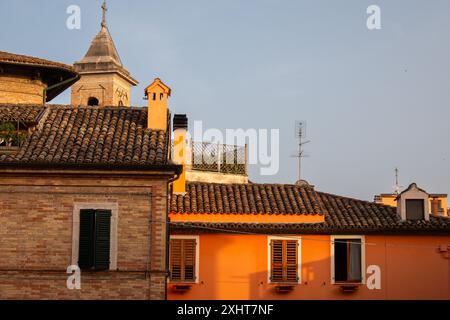 San Benedetto del Tronto, Italien - 22. Juni 2023. Das alte Stadtzentrum bei Sonnenuntergang Stockfoto