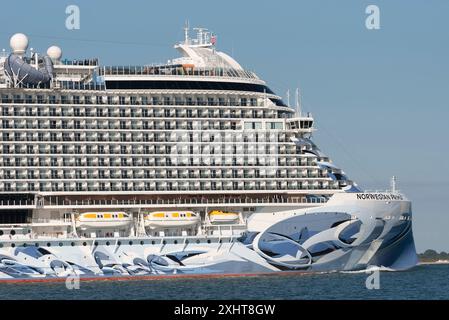 Southampton Water, Südengland, Großbritannien. 14.07.2024. Kreuzfahrtschiff Norwegian Prima auf Southampton Water auf See. Stockfoto