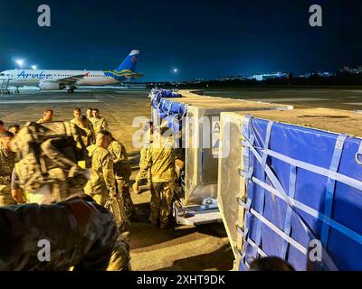 Soldaten des 130. Ingenieur-Bataillons, 101. Truppenkommando der Puerto Rico Army National Guard, verstauen ihr Gepäck in einem Frachtwagen am Luis Muñoz Marín International Airport, Carolina, 13. Juli 2024. Die Soldaten gingen zu ihrem jährlichen Training in Camp Grafton North Dakota. (Foto der Nationalgarde der US-Armee von SPC. Mario Gutierrez) Stockfoto