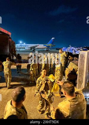 Soldaten des 130. Ingenieur-Bataillons, 101. Truppenkommando der Puerto Rico Army National Guard, verstauten ihr Gepäck am 13. Juli 2024 in den Frachtwagen am Luis Muñoz Marín International Airport, Carolina. Die Soldaten gingen zu ihrem jährlichen Training in Camp Grafton North Dakota. (Foto der Nationalgarde der US-Armee von SPC. Mario Gutierrez) Stockfoto