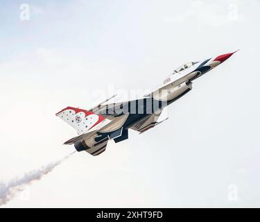 Die Thunderbirds Air Demonstration Squadron der United States Air Force (USAF) „Thunderbird“ führt ein Einzelmanöver während der 18. Jährlichen California Capital Airshow am Flughafen Mather, Kalifornien, am 13. Juli 2024 durch. Die Thunderbirds treten auf Flugshows im ganzen Land auf, um die Fähigkeiten der USAF, ihrer Airmen und des F-16 Fighting Falcon zu zeigen. (Foto der U.S. Air Force von Staff Sgt. Shaei Rodriguez) Stockfoto