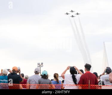 Die United States Air Force (USAF) Thunderbirds Air Demonstration Squadron „Thunderbirds“ fliegen während der 18. Jährlichen California Capital Airshow am Flughafen Mather, Kalifornien, 13. Juli 2024 in Formation. Die Thunderbirds treten auf Flugshows im ganzen Land auf, um die Fähigkeiten der USAF, ihrer Airmen und des F-16 Fighting Falcon zu zeigen. (Foto der U.S. Air Force von Staff Sgt. Shaei Rodriguez) Stockfoto