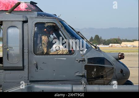 General Daniel R. Hokanson, Chef des National Guard Bureau, landet in einem Hubschrauber der US Air Force HH-60G Pave Hawk, der dem 129th Rescue Wing in Mountain View, Kalifornien, nach einem Orientierungsflug am 12. Juli 2024 zugeteilt wurde. Darüber hinaus traf sich General Hokanson mit 129th Airmen und übermittelte während einer All-Call-Formation herzliche Botschaften. (Foto der U.S. Air National Guard von Senior Airman Serena Smith) Stockfoto