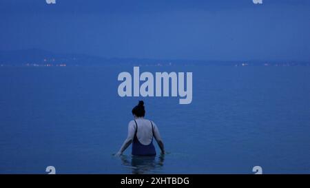 Deutschland kommt nicht zur Ruhe. Abermals sind schwere Gewitter und Unwetter über Süddeutschland hinweggezogen. Am Abend formierte sich am Bodensee eine massive Gewitterfront und fegte einmal komplett über Baden-Württemberg und Südbayern hinweg. Gegen 21 Uhr leuchteten die Sturmwarnleuchten am Bodensee, warnen für einen aufziehenden Unwetter. Dennoch ließ sich eine Schwimmerin von der nahenden Gefahr nicht abhalten. Im Zeitraffer und intensive Blitze sah man eindrucksvoll die Macht der heranziehenden Unwetter. Bei Leutkirch im Allgäu entluden sich anschließend die aufziehenden Unwetter. Schwe Stockfoto