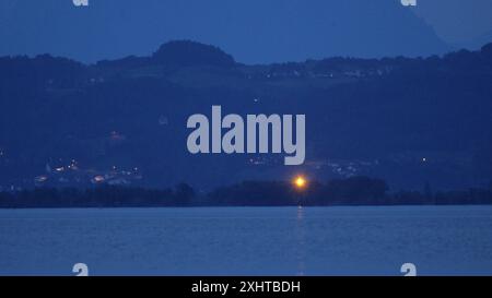 Deutschland kommt nicht zur Ruhe. Abermals sind schwere Gewitter und Unwetter über Süddeutschland hinweggezogen. Am Abend formierte sich am Bodensee eine massive Gewitterfront und fegte einmal komplett über Baden-Württemberg und Südbayern hinweg. Gegen 21 Uhr leuchteten die Sturmwarnleuchten am Bodensee, warnen für einen aufziehenden Unwetter. Dennoch ließ sich eine Schwimmerin von der nahenden Gefahr nicht abhalten. Im Zeitraffer und intensive Blitze sah man eindrucksvoll die Macht der heranziehenden Unwetter. Bei Leutkirch im Allgäu entluden sich anschließend die aufziehenden Unwetter. Schwe Stockfoto