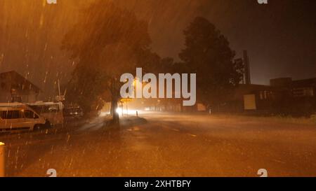 Deutschland kommt nicht zur Ruhe. Abermals sind schwere Gewitter und Unwetter über Süddeutschland hinweggezogen. Am Abend formierte sich am Bodensee eine massive Gewitterfront und fegte einmal komplett über Baden-Württemberg und Südbayern hinweg. Gegen 21 Uhr leuchteten die Sturmwarnleuchten am Bodensee, warnen für einen aufziehenden Unwetter. Dennoch ließ sich eine Schwimmerin von der nahenden Gefahr nicht abhalten. Im Zeitraffer und intensive Blitze sah man eindrucksvoll die Macht der heranziehenden Unwetter. Bei Leutkirch im Allgäu entluden sich anschließend die aufziehenden Unwetter. Schwe Stockfoto