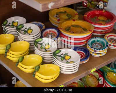 Kleine Keramikschalen in einem Geschäft in Ravello Italien. Hochwertige Fotos Stockfoto