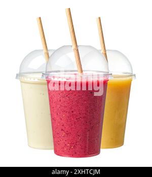 Verschiedene Smoothies in Tassen zum Mitnehmen isoliert auf weißem Hintergrund Stockfoto