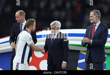 Berlin, Deutschland. Juli 2024. Harry Kane aus England schüttelt Pedro Rocha, Präsident des spanischen Fußballverbandes, als HRH William, Prinz von Wales und Felipe VI. König von Spanien (R) beim Endspiel der UEFA-Europameisterschaften im Berliner Olympiastadion zuschauen. Foto: Paul Terry/Sportimage Credit: Sportimage Ltd/Alamy Live News Stockfoto