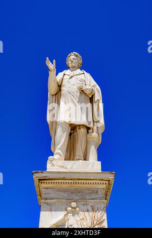 Zakynthos, Griechenland - 8. Juni 2024: Die Statue von Dionysios Solomos vor einem tiefblauen Himmel. Es befindet sich vor dem byzantinischen Museum auf dem Solomos-Platz Stockfoto