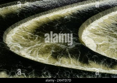 Über dem Wehr auf dem Avon River unter der Pulteney Bridge sprudelt Weißwasser. Pultney Weir. Stockfoto