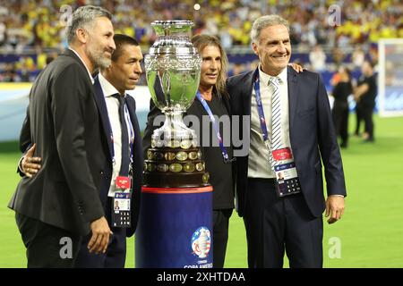 Miami, Florida, USA. Juli 2024. Die ehemaligen kolumbianischen Spieler Juan Pablo Yepes (L), Ivan Cordoba (2. L) und Claudio Caniggia (2. R) aus Argentinien und Oscar Ruggeri (R) posieren am 14. Juli 2024 im Hard Rock Stadium vor dem Finale der Copa América USA 2024 zwischen Argentinien und Kolumbien. Quelle: Alejandro Pagni/Alamy Live News Stockfoto