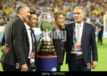 Miami, Florida, USA. Juli 2024. Die ehemaligen kolumbianischen Spieler Juan Pablo Yepes (L), Ivan Cordoba (2. L) und Claudio Caniggia (2. R) aus Argentinien und Oscar Ruggeri (R) posieren am 14. Juli 2024 im Hard Rock Stadium vor dem Finale der Copa América USA 2024 zwischen Argentinien und Kolumbien. Quelle: Alejandro Pagni/Alamy Live News Stockfoto