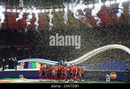 Berlin, Deutschland. Juli 2024. Die spanischen Spieler feiern den Sieg beim Endspiel der UEFA-Europameisterschaft im Olympiastadion in Berlin. Foto: Paul Terry/Sportimage Credit: Sportimage Ltd/Alamy Live News Stockfoto