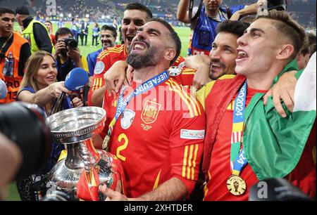 Berlin, Deutschland. Juli 2024. Dani Carvajal (L) und Dani Olmo aus Spanien feiern mit der Trophäe nach dem Endspiel der UEFA-Europameisterschaft im Olympiastadion in Berlin. Foto: Paul Terry/Sportimage Credit: Sportimage Ltd/Alamy Live News Stockfoto