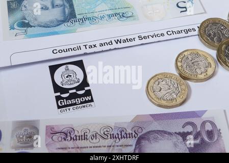 Glasgow Council Tax mit King Charles Banknoten Stockfoto