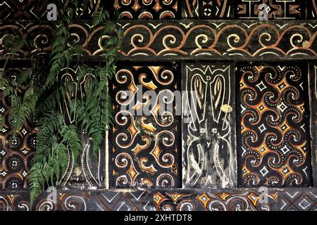 Farnblatt und dekoratives Gemälde in traditionellem Motiv an der Wand einer Reisscheune im Dorf Kete Kesu, Nord-Toraja, Süd-Sulawesi, Indonesien. Stockfoto