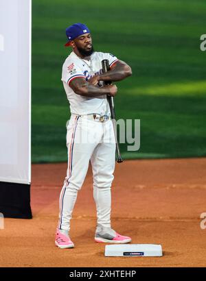 Arlington, Usa. Juli 2024. Der Texas Rangers Outfielder Adolis Garcia (53) wird am Montag, den 15. Juli 2024, während des Home Run Derbys vorgestellt, das zum All Star Game im Globe Life Field in Arlington führt. Foto: Matt Pearce/UPI Credit: UPI/Alamy Live News Stockfoto