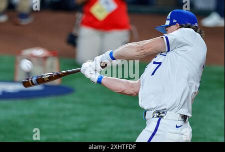 Arlington, Usa. Juli 2024. Der Shortstop Bobby Witt Jr. (7) von Kansas City Royals verbindet sich während des Home Run Derbys mit dem All Star Game im Globe Life Field in Arlington, Texas, am Montag, den 15. Juli 2024. Foto: Matt Pearce/UPI Credit: UPI/Alamy Live News Stockfoto