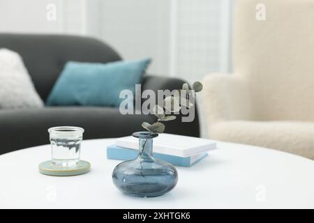 Couchtisch mit Büchern und Einrichtung in der Nähe des Sofas im Wohnzimmer, Nahaufnahme Stockfoto