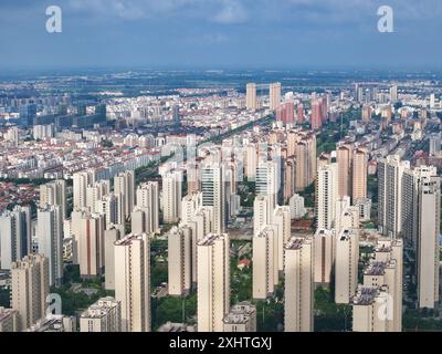 LIANYUNGANG, CHINA - 15. JULI 2024 - Luftbild zeigt Wohngebäude im Bezirk Ganyu der Stadt Lianyungang, Provinz Jiangsu im Osten Chinas, Ju Stockfoto